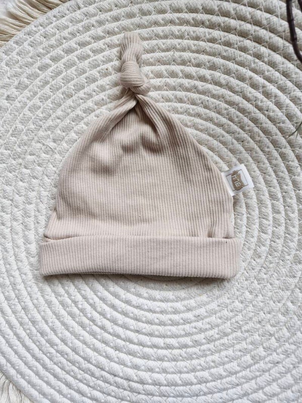 Knoopmutsje newborn beige