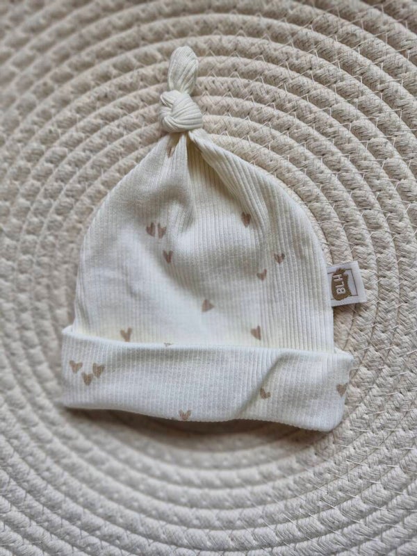 Knoopmutsje hartjes beige