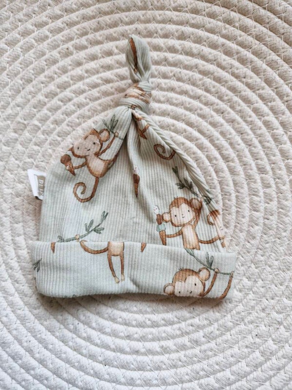 Knoopmutsje newborn aapjes