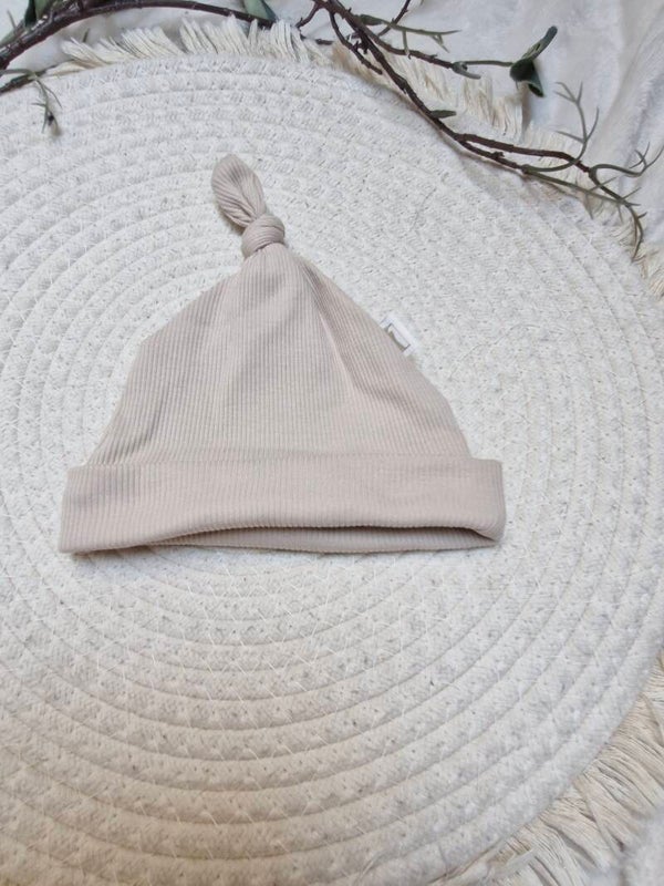 Knoopmutsje rib beige