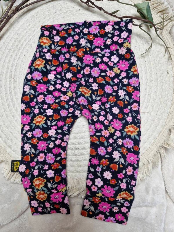 Broekje 62 donkere bloemenprint