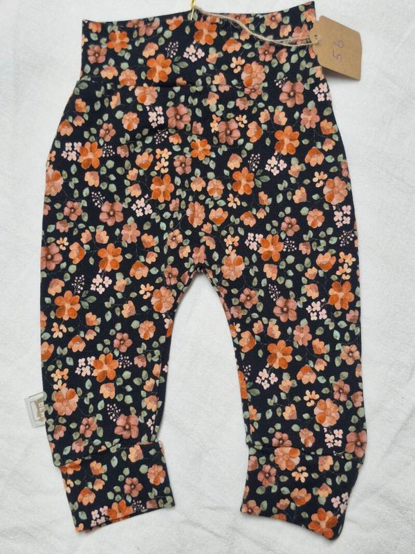 Harembroekje 56 donkere bloemenprint