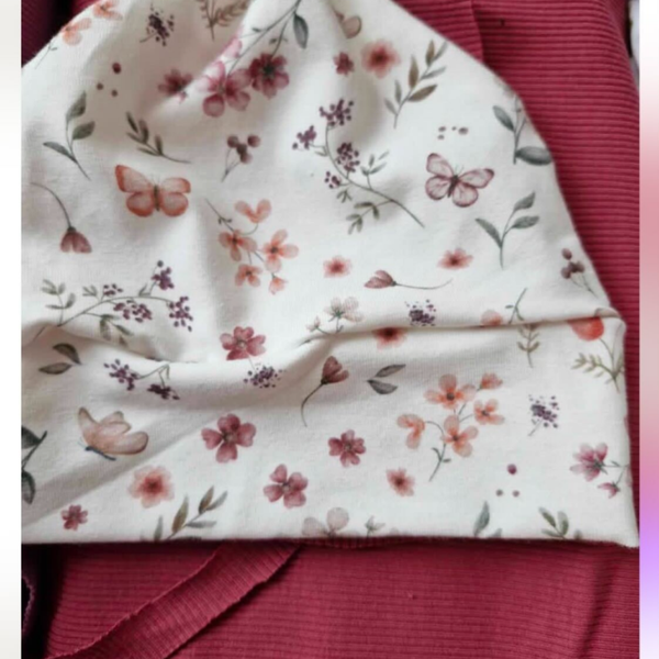 Rib tricot framboos sweater met broekje bloemen/vlinders