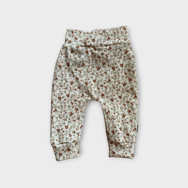 Broekje romantische bloemen beige