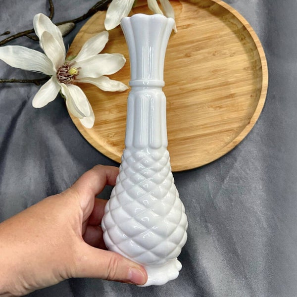 Vintage Opaline Vaas – Wit Melkglas met Diamantpatroon (jaren ’50–'60)