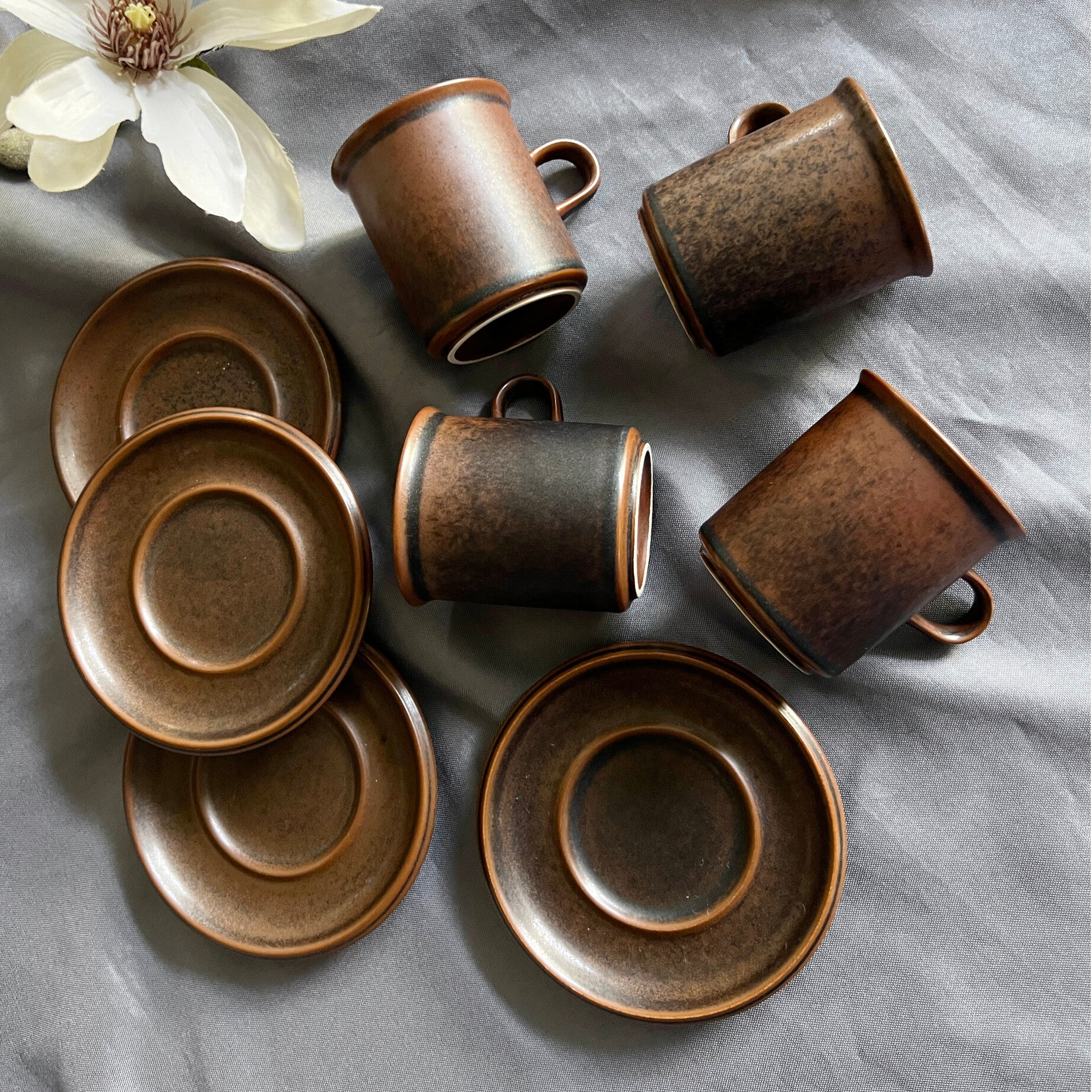 Set van 4 kop en schotels Arabia Ruska door Ulla Procope (jaren’60)
