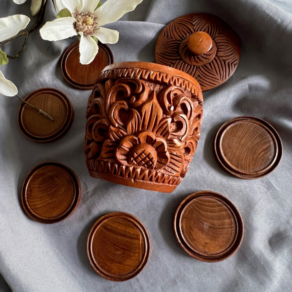 6 onderzetters in houtbewerkte pot (jaren ’70)