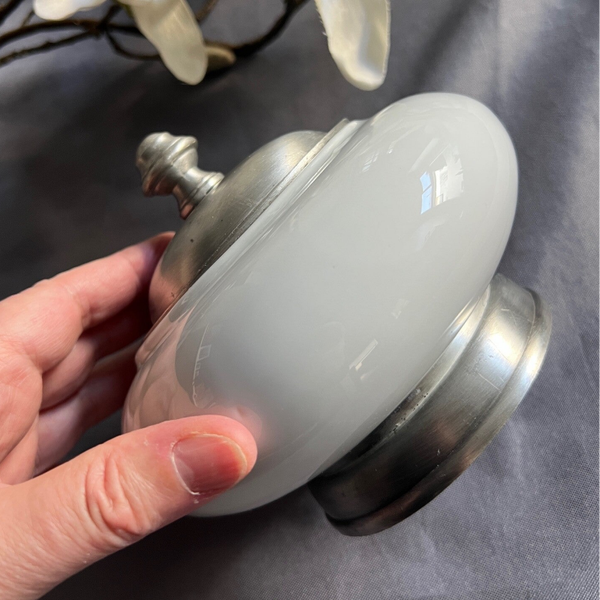 Antiek opaline potje met tinnen deksel en voet (jaren ’20)