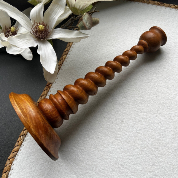 Houten kandelaar – barley twist – (jaren ’70)