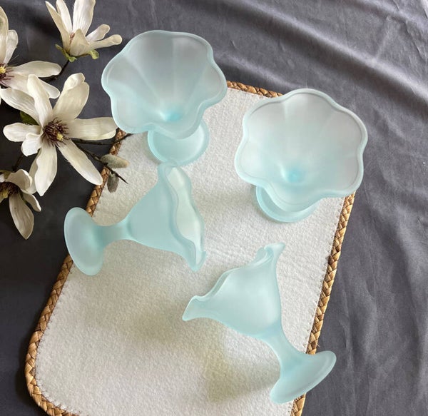 4 ijscoupes in blauw frosted glas uit Italië (jaren ’70)