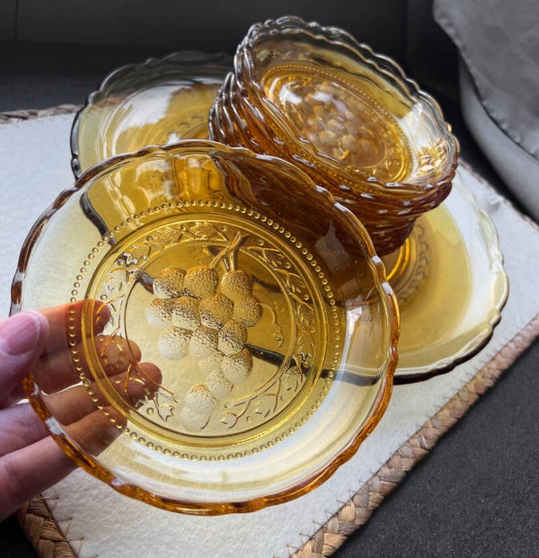 Amber glazen gebaksset met 8 schotels en groot bord (jaren ’70)