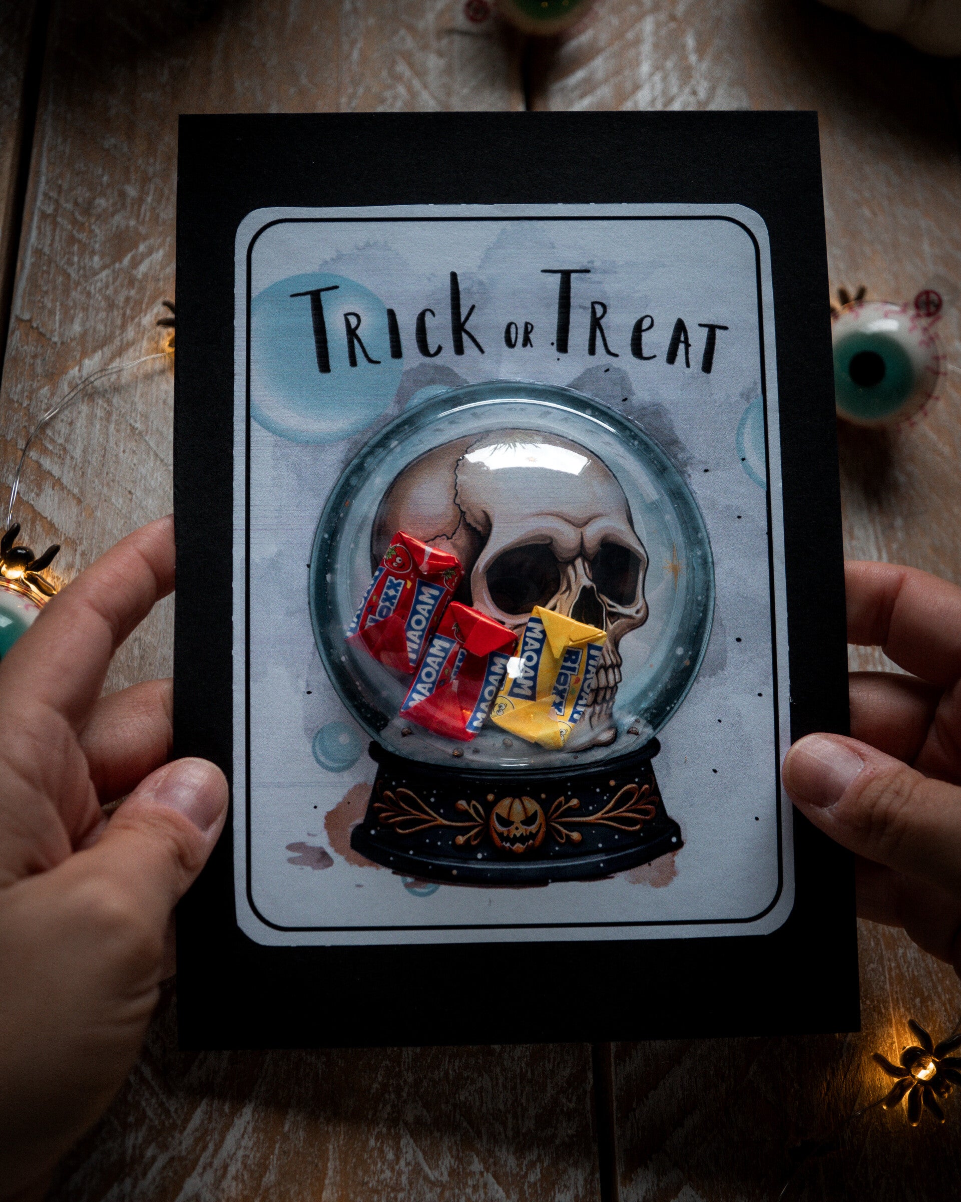 Skull Globe – Halloween-Karte mit Acrylkuppel zum Selbstausdrucken (PDF Druckvorlage)