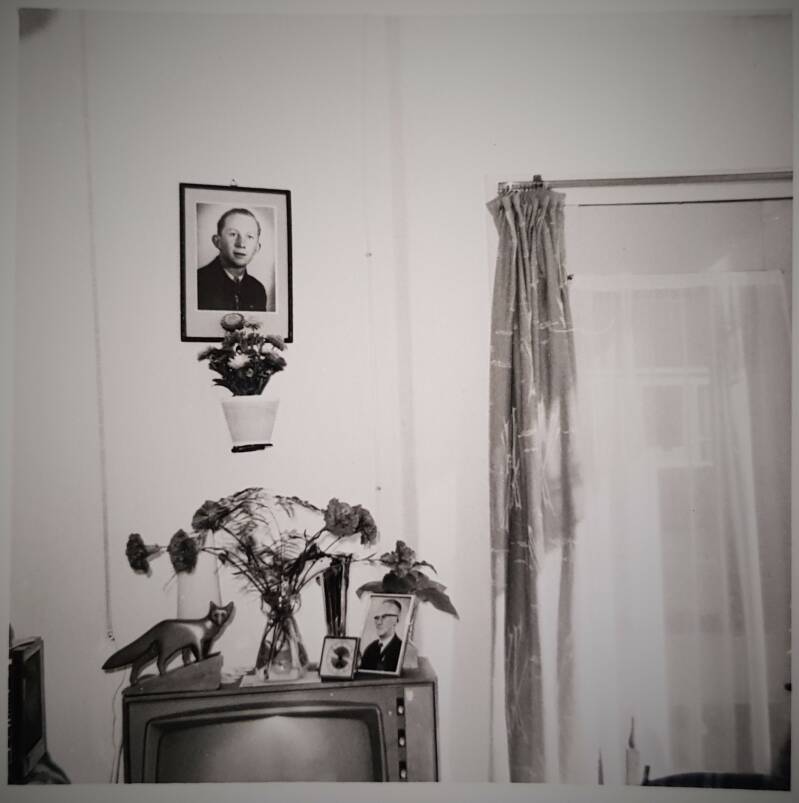 Portret van Lute in de woonkamer van pake en beppe