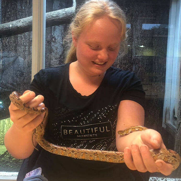 Joëlle met slang reptielenoppas konijn konijnenoppas paardenoppas Hondenuitlaatservice Huisdierenoppas  dierenservice Joëlle Veenendaal, Rhenen, Achterberg, Overberg, Elst, Ederveen, Renswoude, Ede, Bennekom