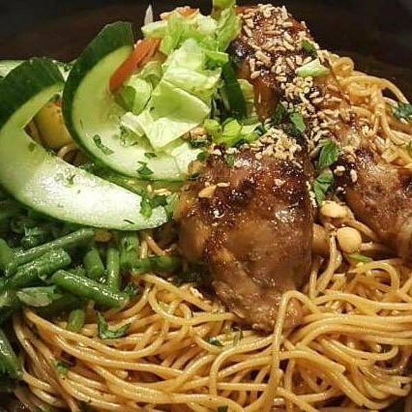 Bami noodles with roasted chicken