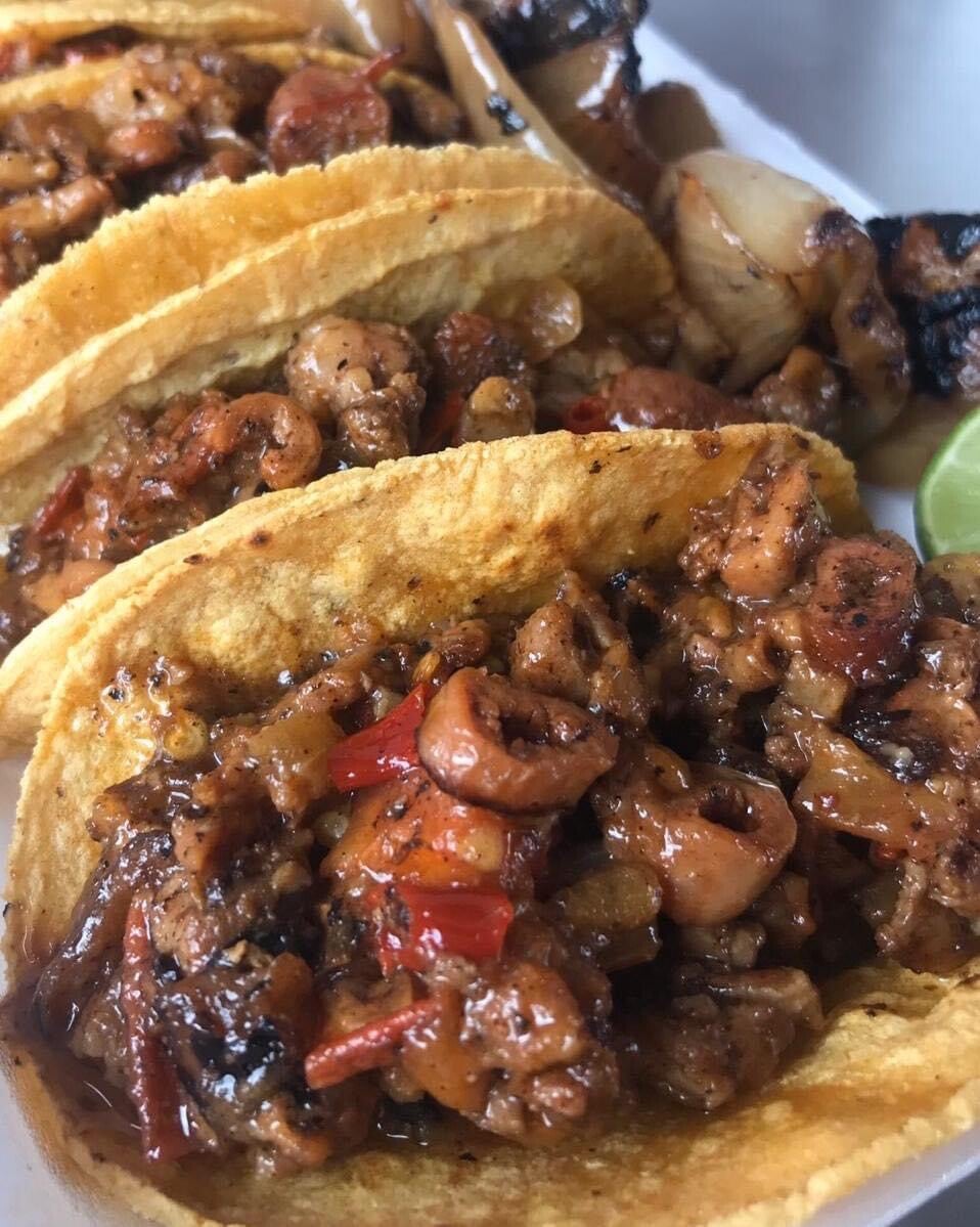 Taco de tripa de res con carne asada