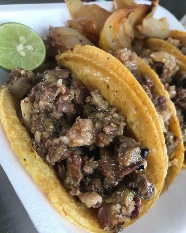 Taco de carne asada en salsa verde