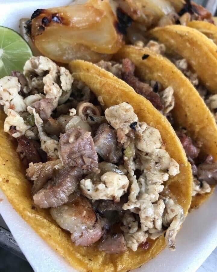 Taco de carne asada con queso panela