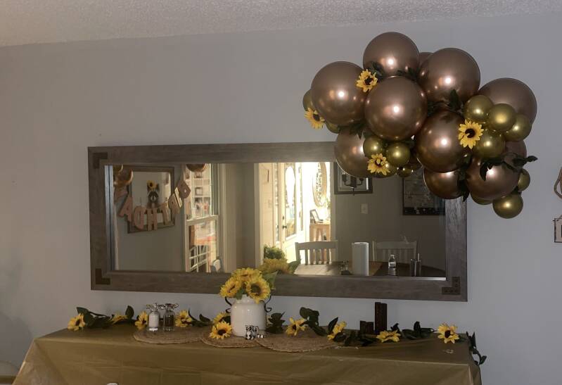 corner-accent-garland-golden-birthday-sunflowers-standard-bk2djj.jpg