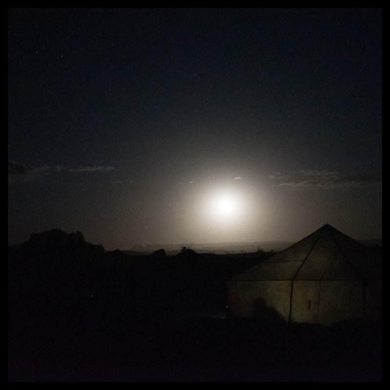 Vollmond über dem Zelt in der Sahara