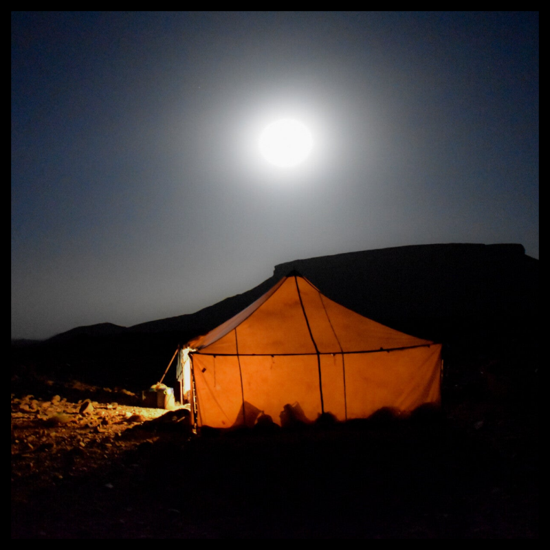 Vollmond über einem Zelt
