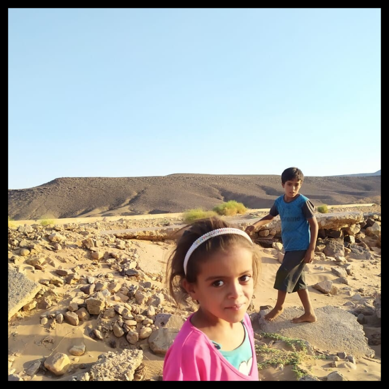 Einheimische Kinder die sich über unsere Ankunft in Tafraout freuen