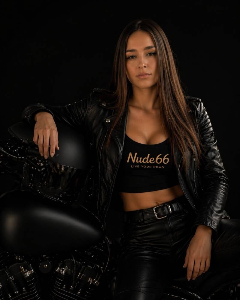 Attraktive Bikerin (Puder-Luder) in schwarzer Lederkleidung sitzt auf einem Motorrad bei Nacht – Nude66 Model im luxuriösen Roadtrip Stil von CamDiamonds