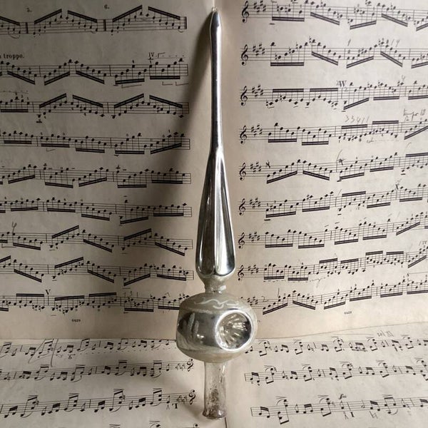 Antieke deuk piek 3 deuken, gesuikerd, geplooide steel 27 cm