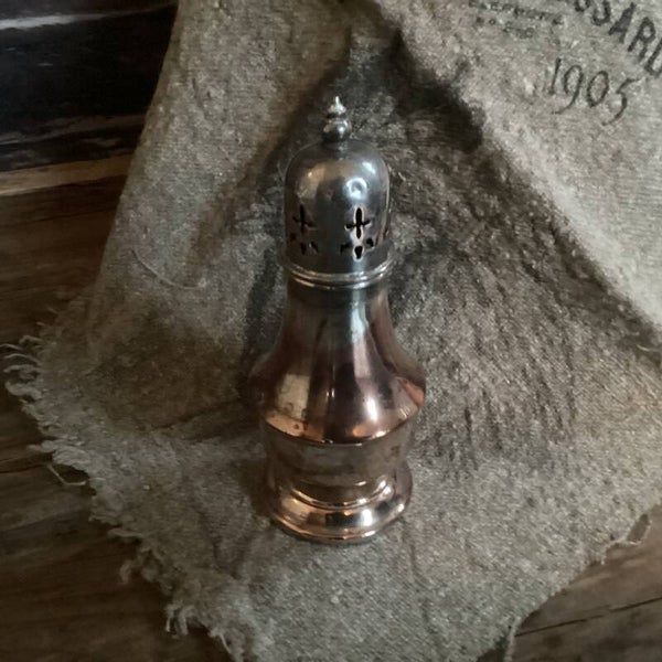 Zoutstrooier, mooi oudje, wel een beetje verweerd 17 cm