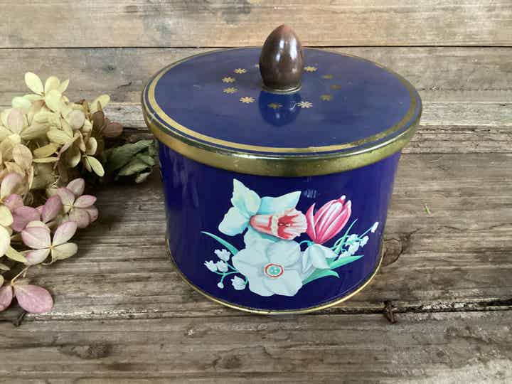 Côte d’Or mooi blauw blik met knop bloemen, goede staat 12x11 cm