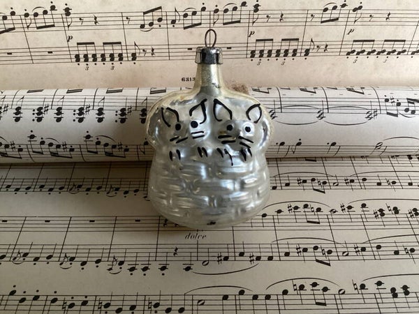 Antieke kerstbal poes in mandje