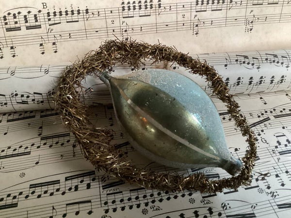 Antieke kerstbal pegel in lametta tinsel