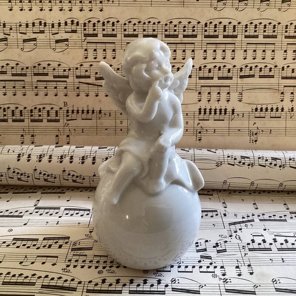 Engel aardewerk op bal 13x7x7 cm