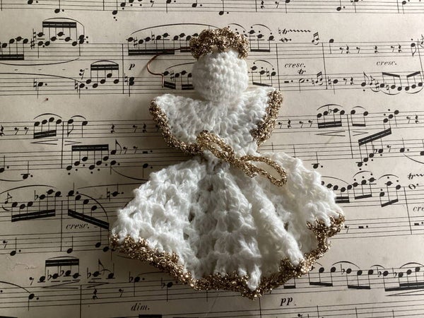 Gehaakt kerst engeltje met gouden randen 10x10x2 cm