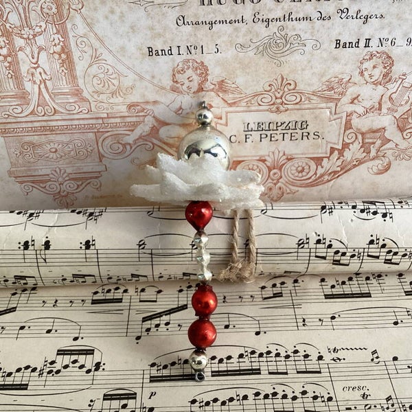 Eiszapf of ijspegel met glazen kralen en witte sterkraagjes 10 cm