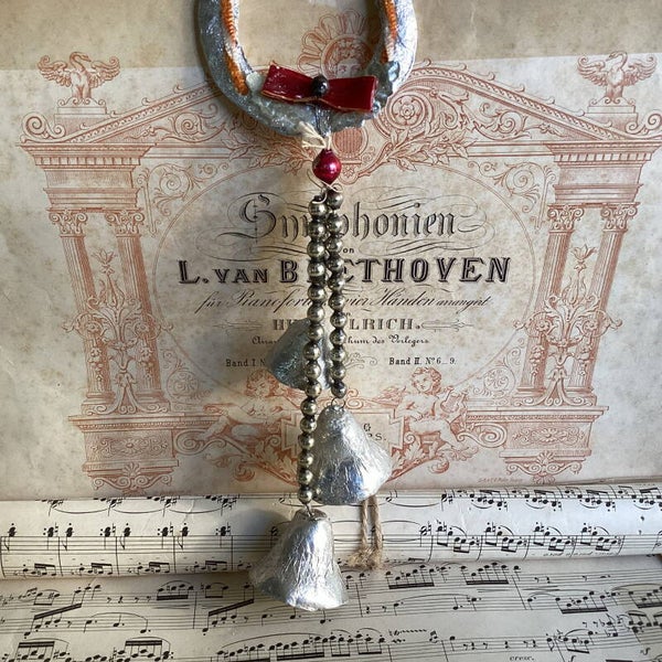 Vintage kerstversiering, 3 klokjes aan ring met glazen kralen 22 cm