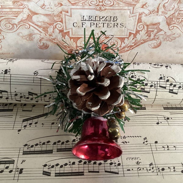 Jaren 60 kerstkrans met klokje en glazen kralen, 8 cm