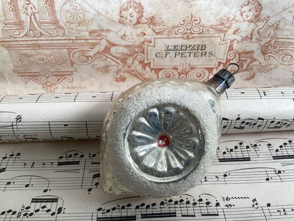 Antieke kerstbal platte pegel 2 deuken, bobbels 8x5x3 cm, gesuikerd