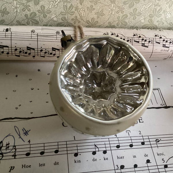 Antieke deukbal matte rand met sneeuwvlokjes 7 cm