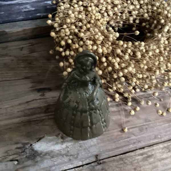 Koperen tafelbel van dame 12 cm hoog, heldere klank