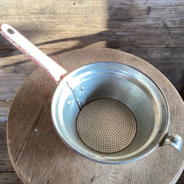 Antiek zeefje met handvat en haakje diam.12 cm