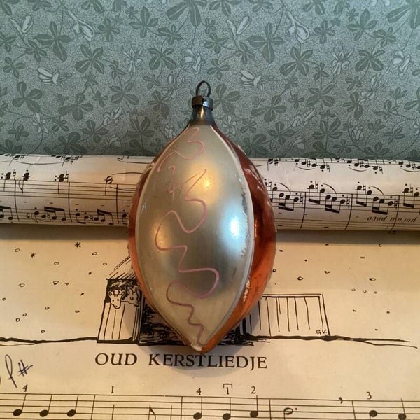 Antieke kerstbal oranje mat zilveren banen kronkels, takjes 10 cm