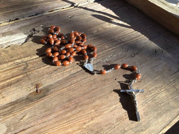 Antieke rozenkrans 50-60 cm bruine kralen zilveren kruis