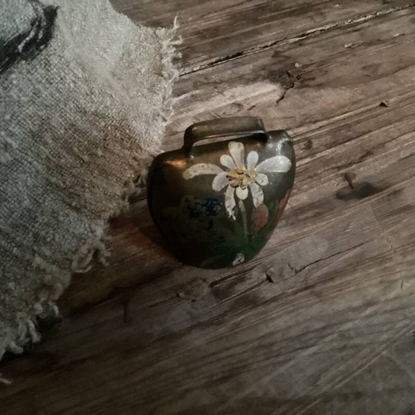 Koperen koebel met alpenbloemen 7x6x4 cm