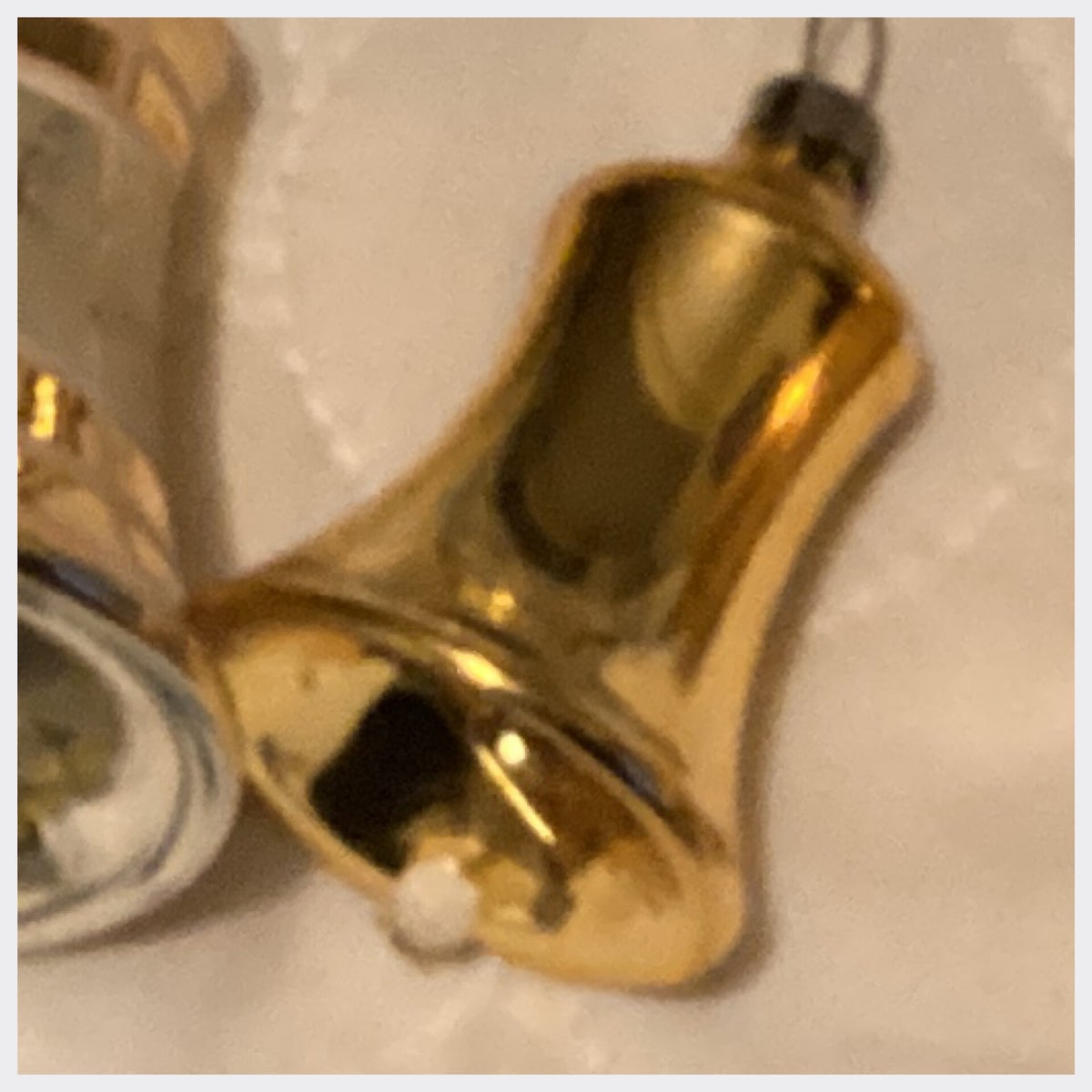 Kerstbal kerst klokje met klepel goudkleurig glas 5 cm puurnostalgie.nl