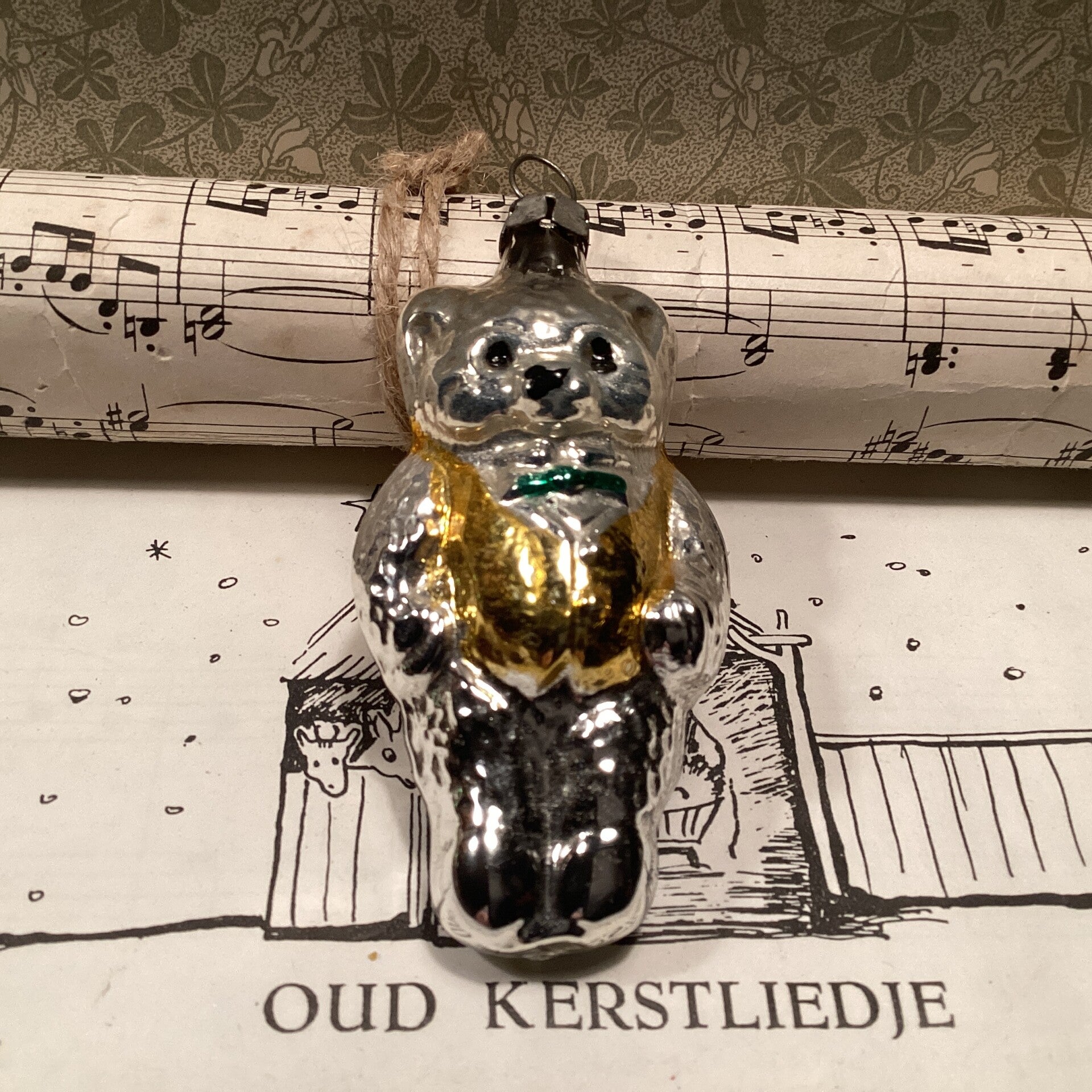 Antieke kerstbal beer geel vestje 8 cm