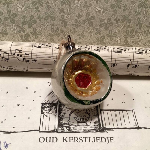 Antieke deukbal melkwit groene rand oranje rode kern 6 cm