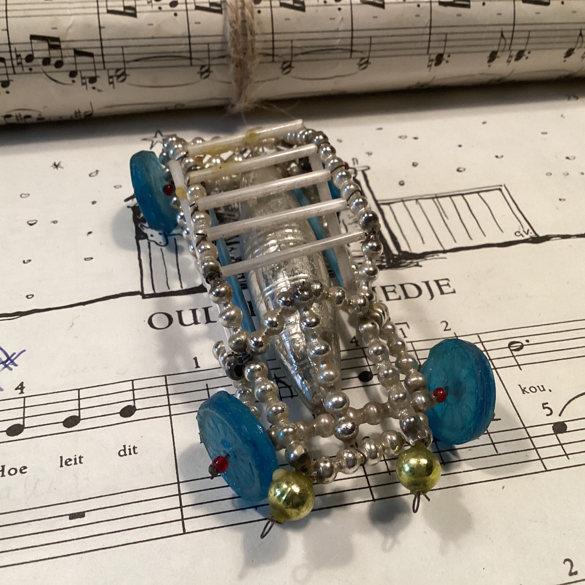 Antieke gablonzer raceauto met glazen wielen 9x5x3 cm