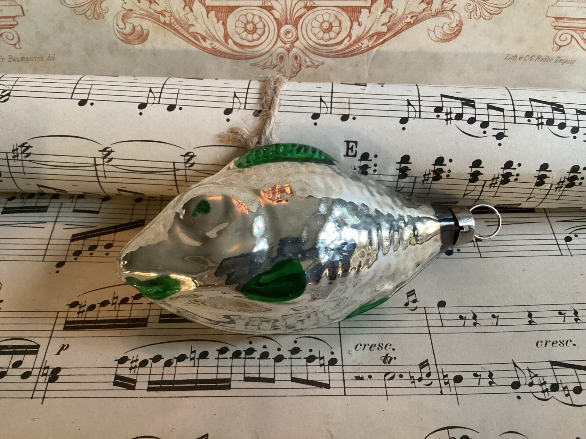 Antieke kerstbal vis groen zilver 9 cm