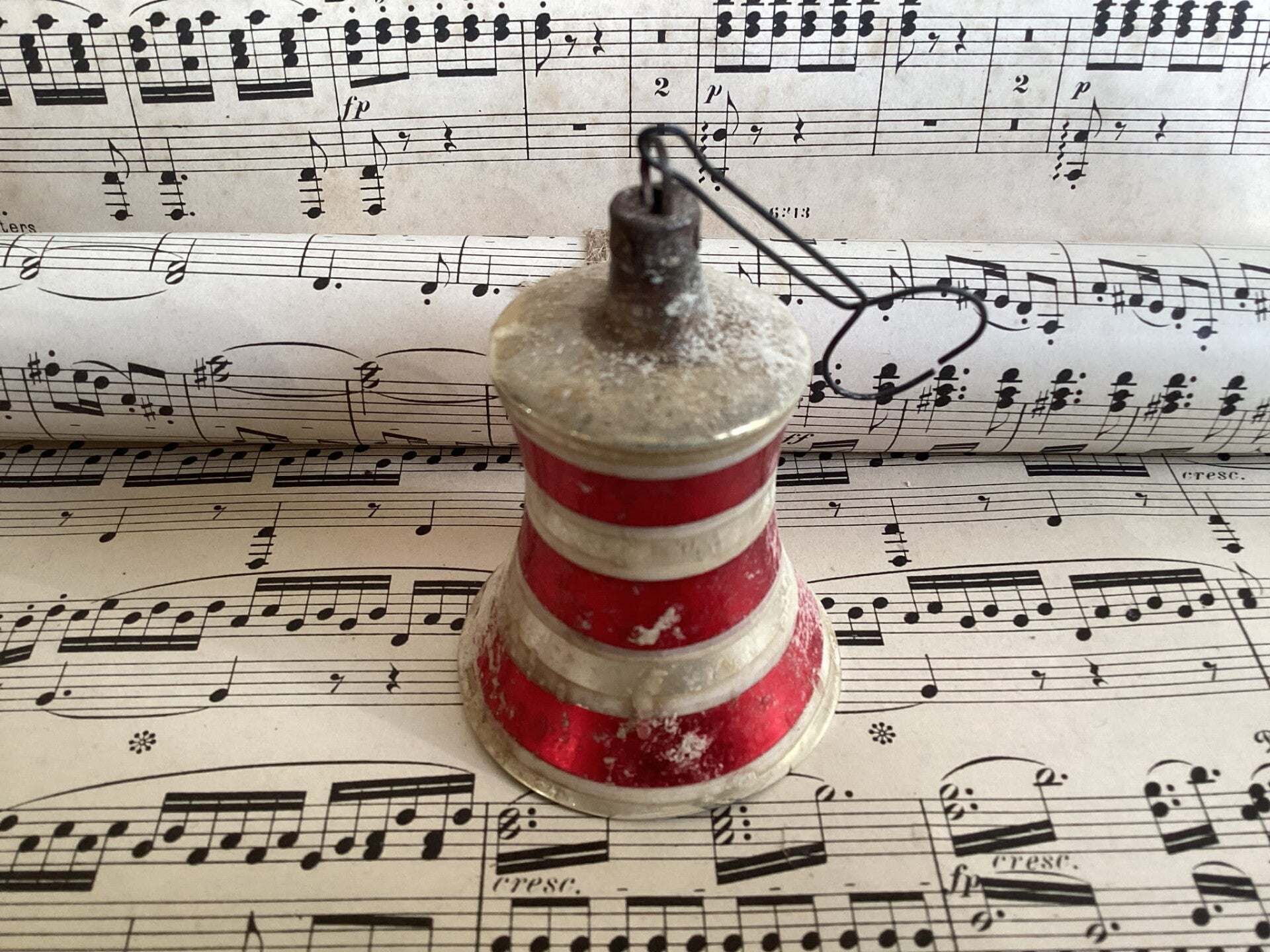 Antieke kerstbal kerst klokje rode banen klepel ontbreekt 7,5 cm